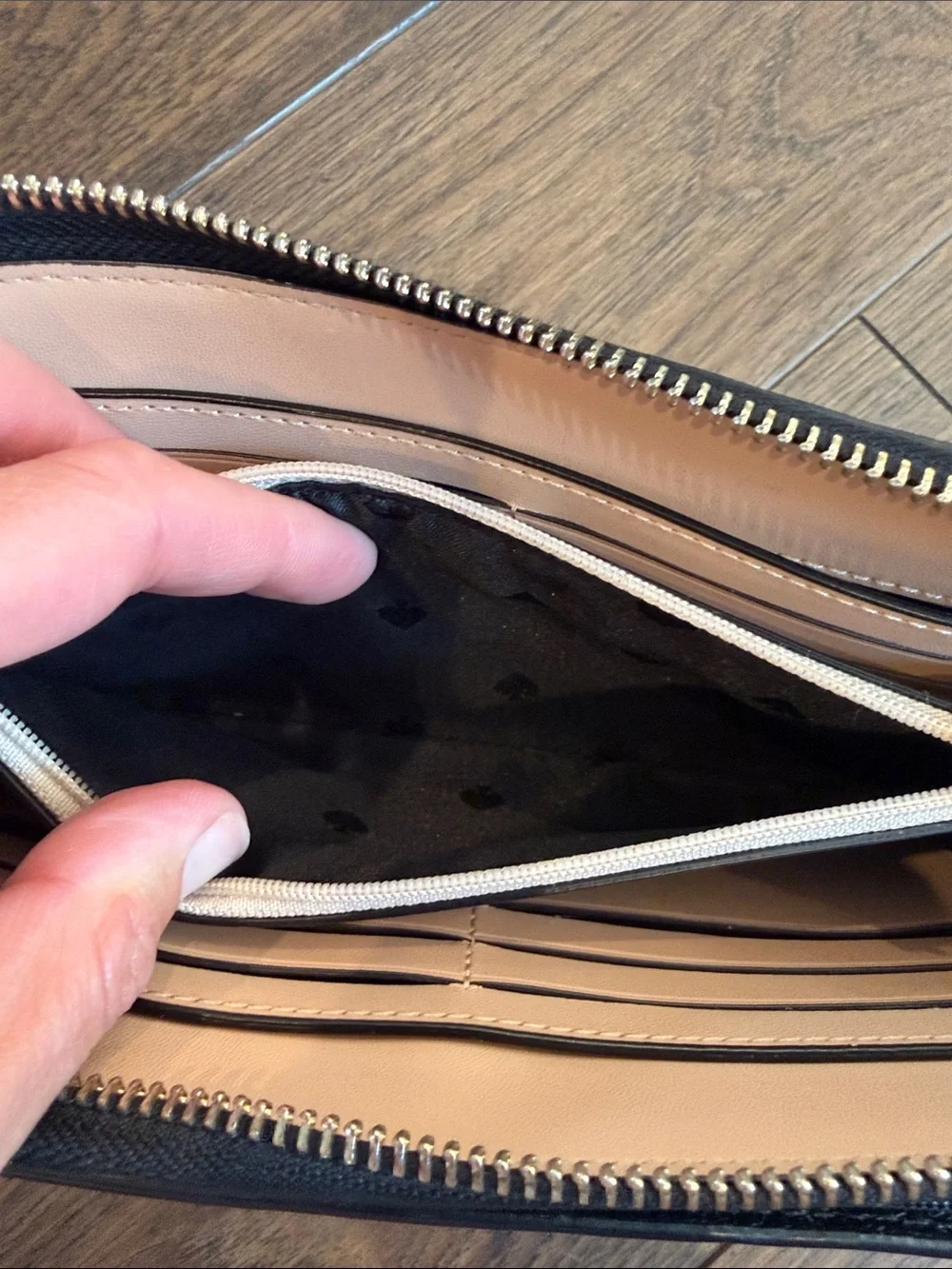Kate Spade Grand Street Layton Wallet Wristlet. Black Leather - C33-072